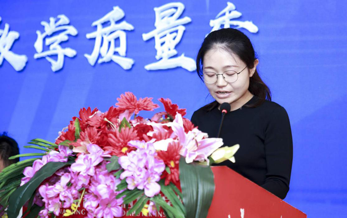 献身职教育桃李 无悔青春馨满园