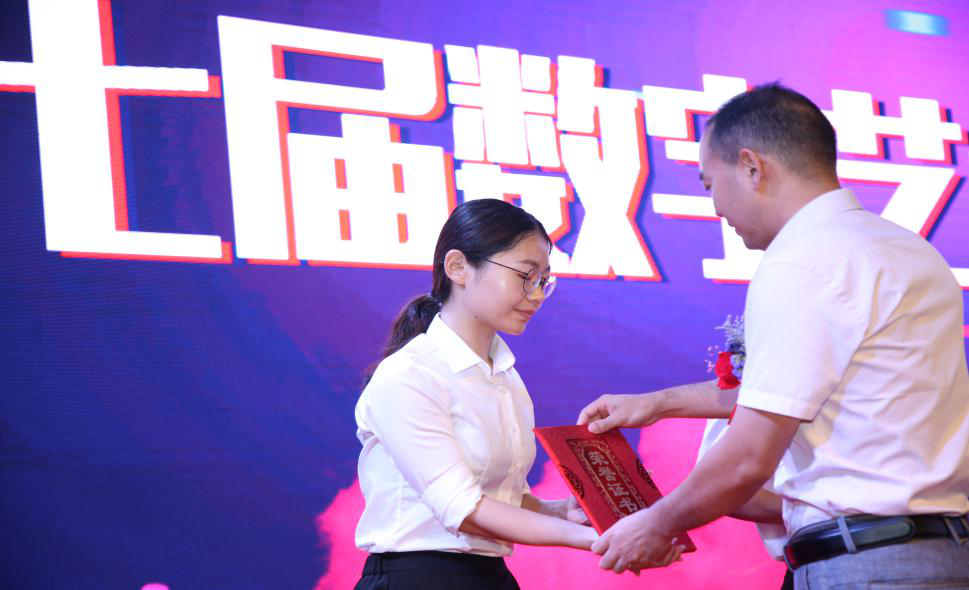献身职教育桃李 无悔青春馨满园