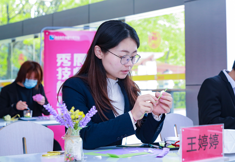 献身职教育桃李 无悔青春馨满园——记南京新华教师王婷婷